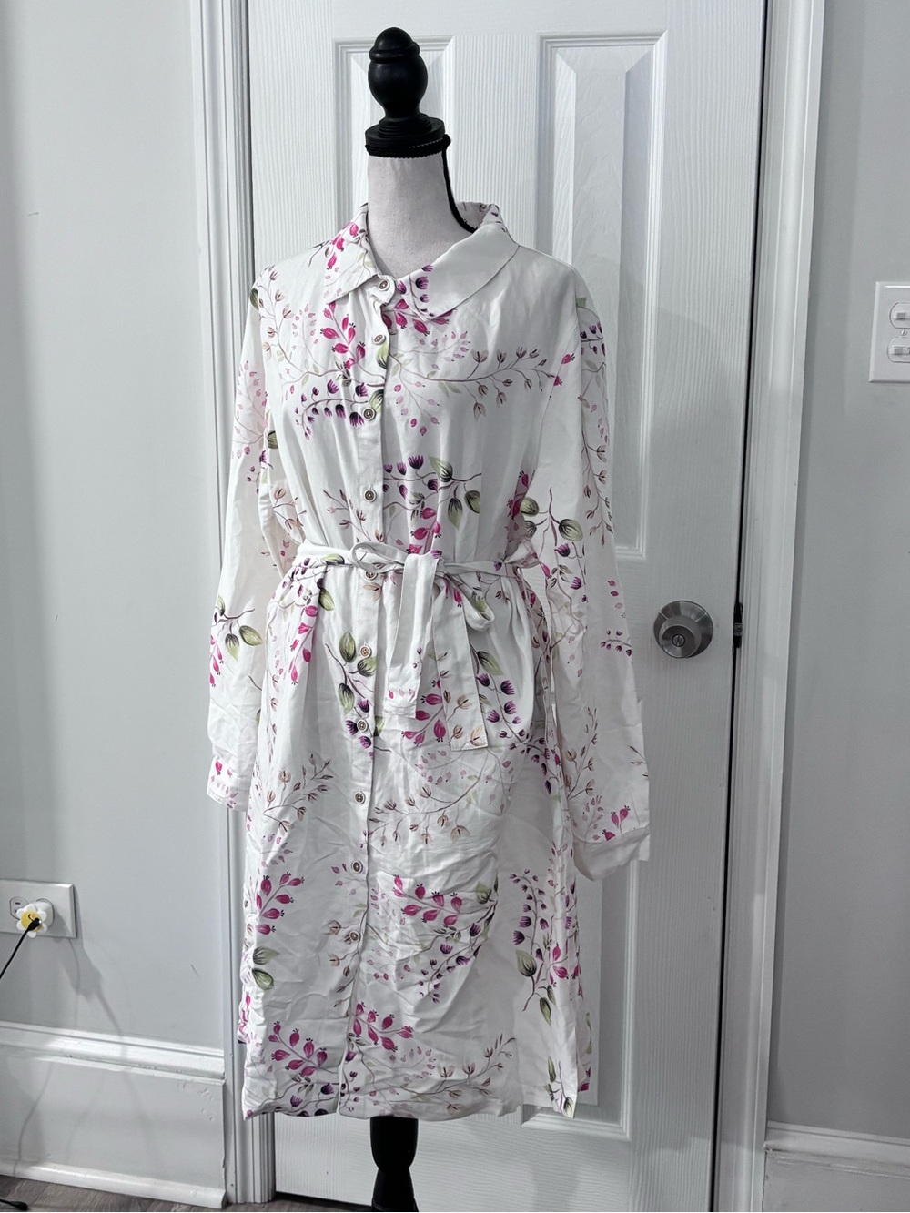 ⚪️⚪️Floral Button-Front Belted Robe in Cream with Pink Floral Print - Picture 2 of 11